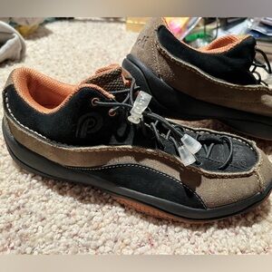 Like new Piloti men’s driving shoes beige suede leather upper size 7